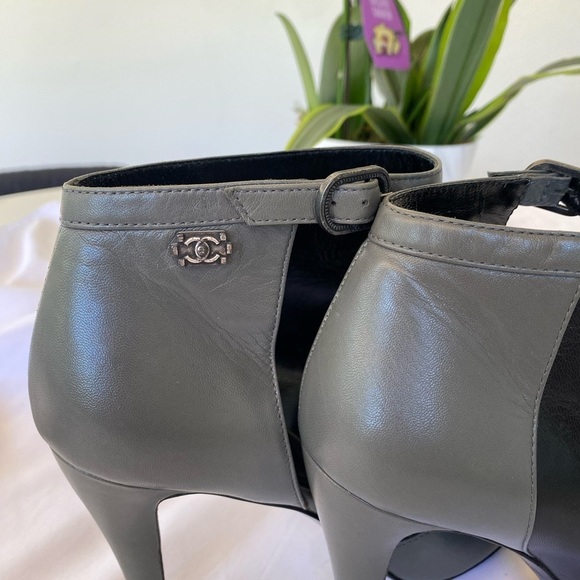 CHANEL Authentic Chanel Two-Tone Leather Heels with Ankle Strap – Size 40 - Picture 8 of 15